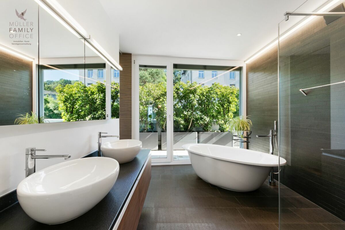 Modernes Badezimmer mit freistehender Wanne und Doppelwaschtisch