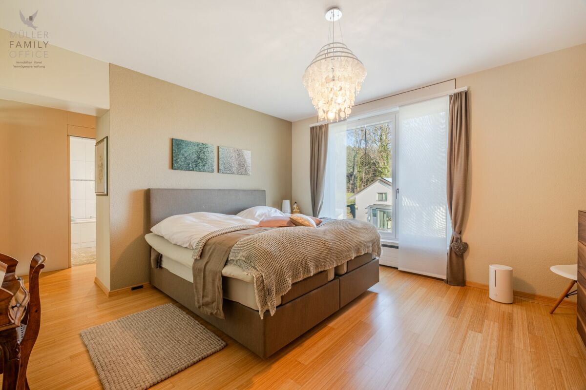 Helles Schlafzimmer mit Balkonblick