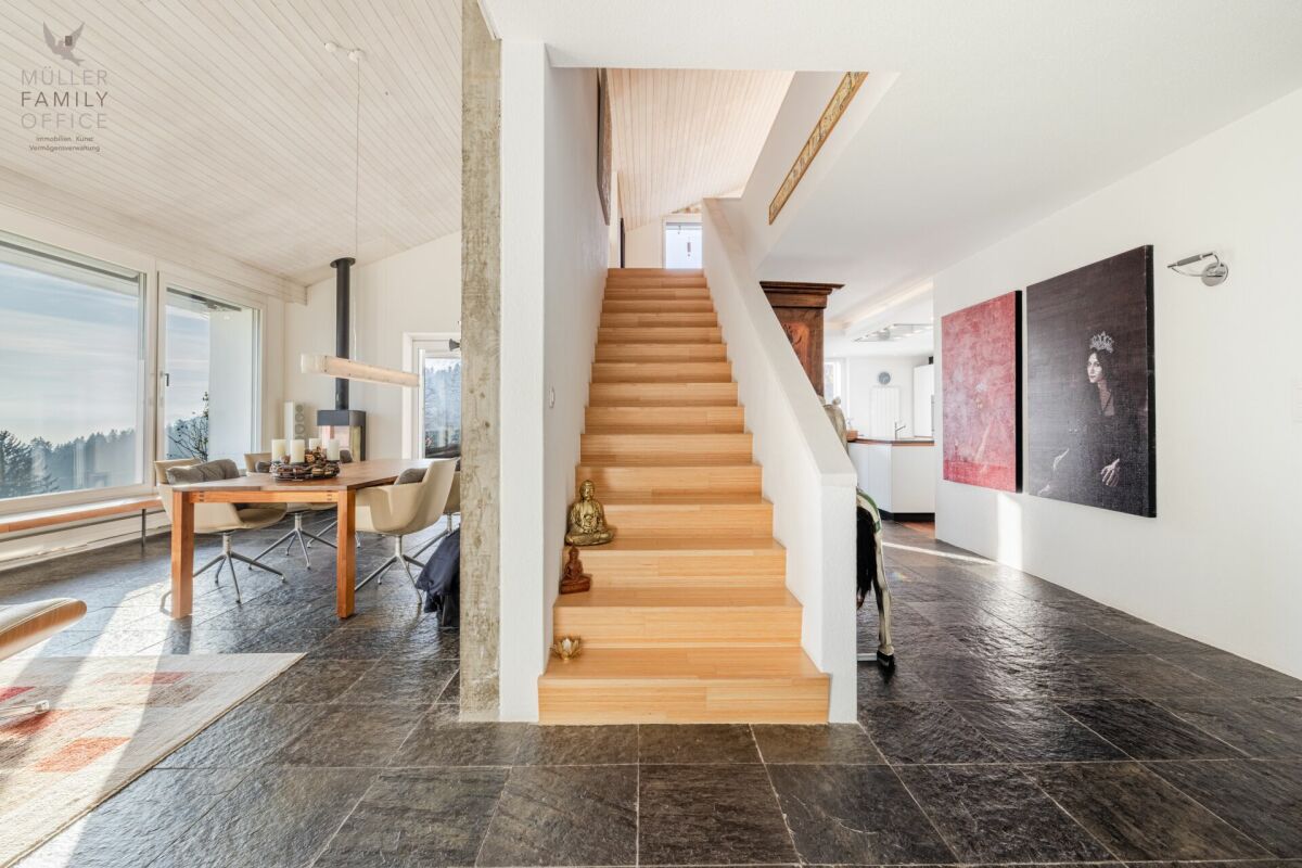 Heller Eingangs- und Essbereich mit Treppe