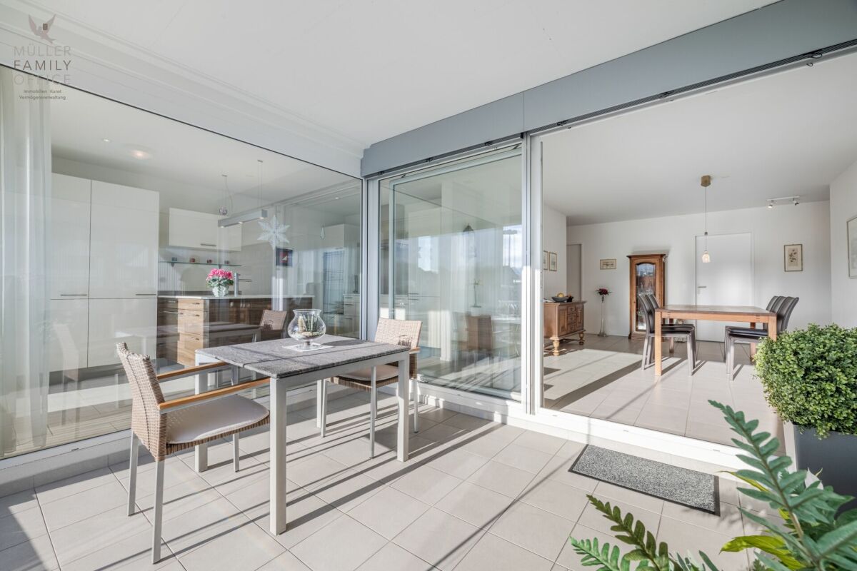 Helle Terrasse mit Blick in den Wohn- und Essbereich