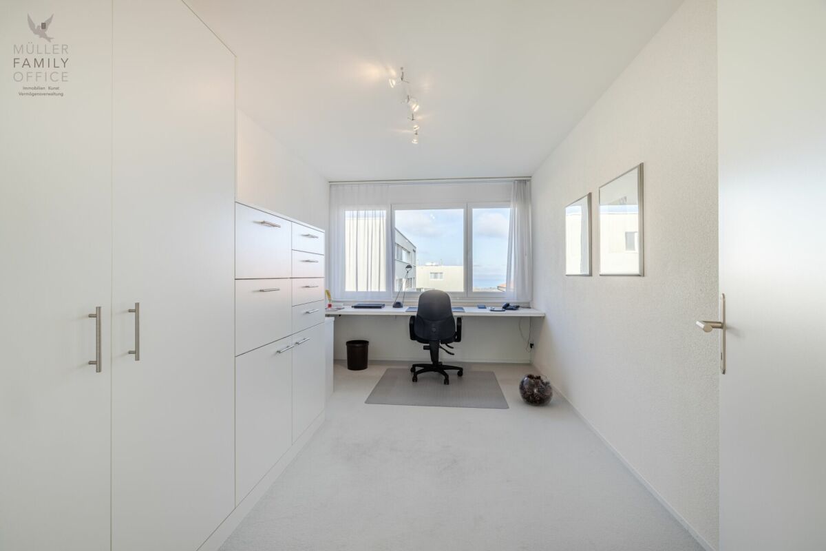 Helles, minimalistisches Arbeitszimmer mit Einbauschränken