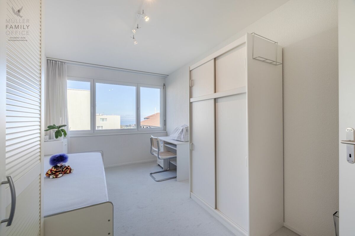 Helles Schlafzimmer mit Arbeitsbereich