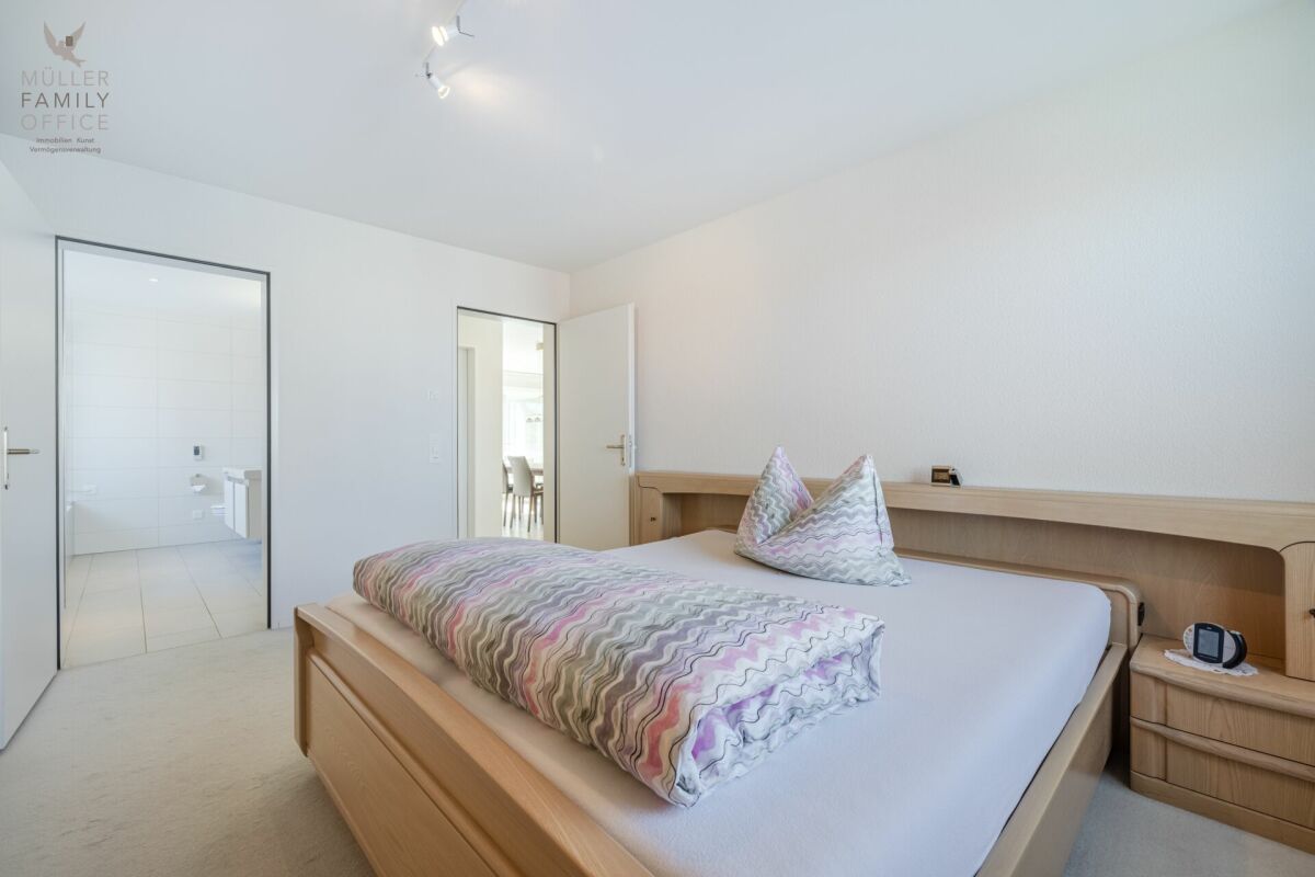 Helles Schlafzimmer mit angrenzendem Bad