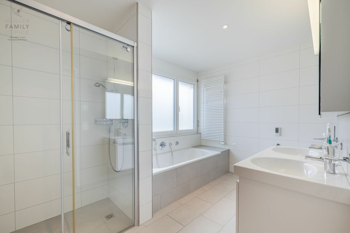 Modernes Badezimmer mit Badewanne und Doppelwaschbecken
