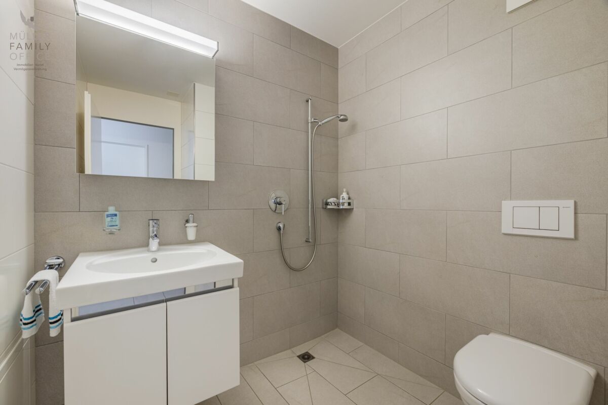 Modernes Badezimmer mit bodengleicher Dusche