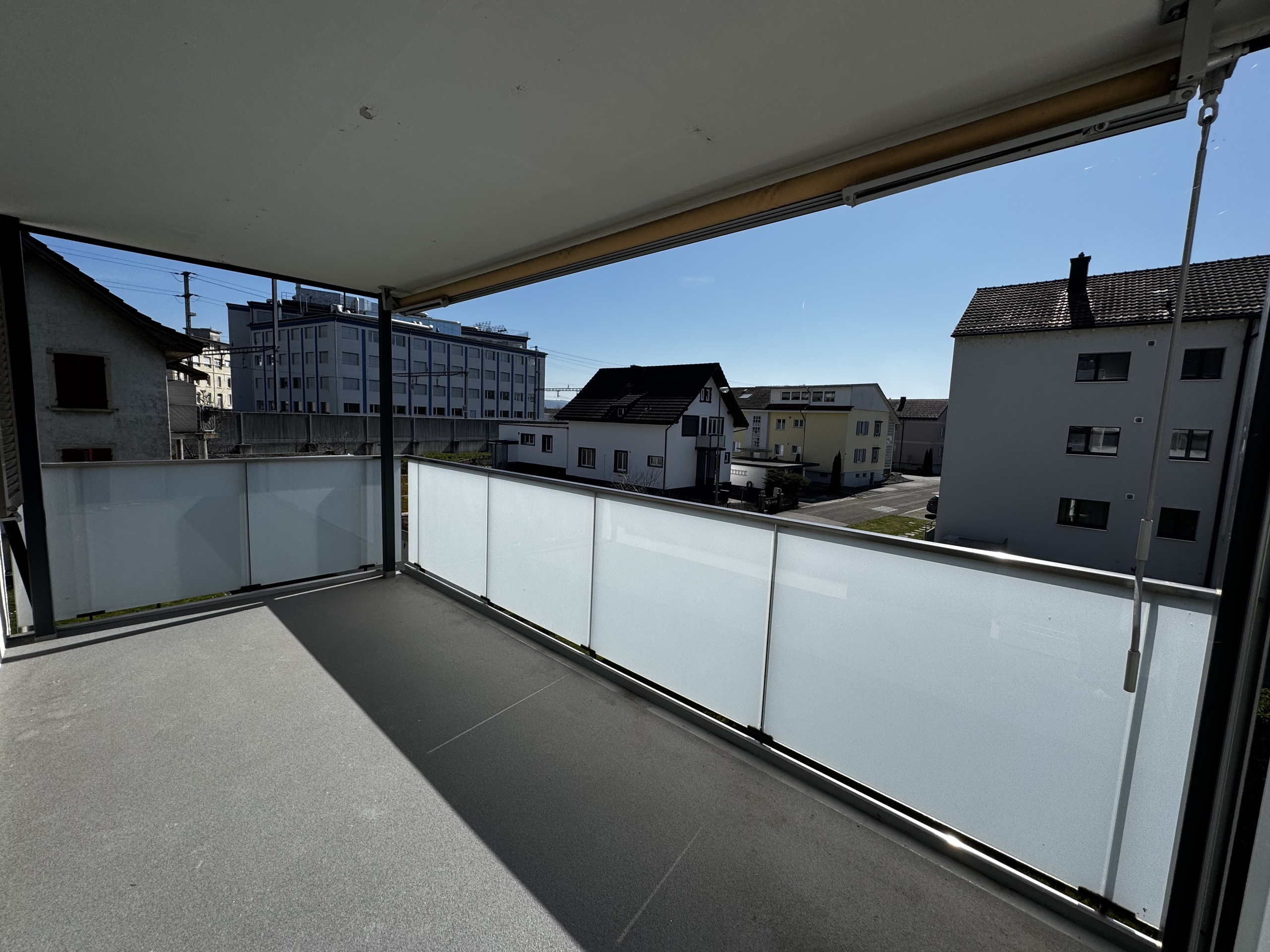 Überdachter Balkon mit Blick auf Wohnhäuser