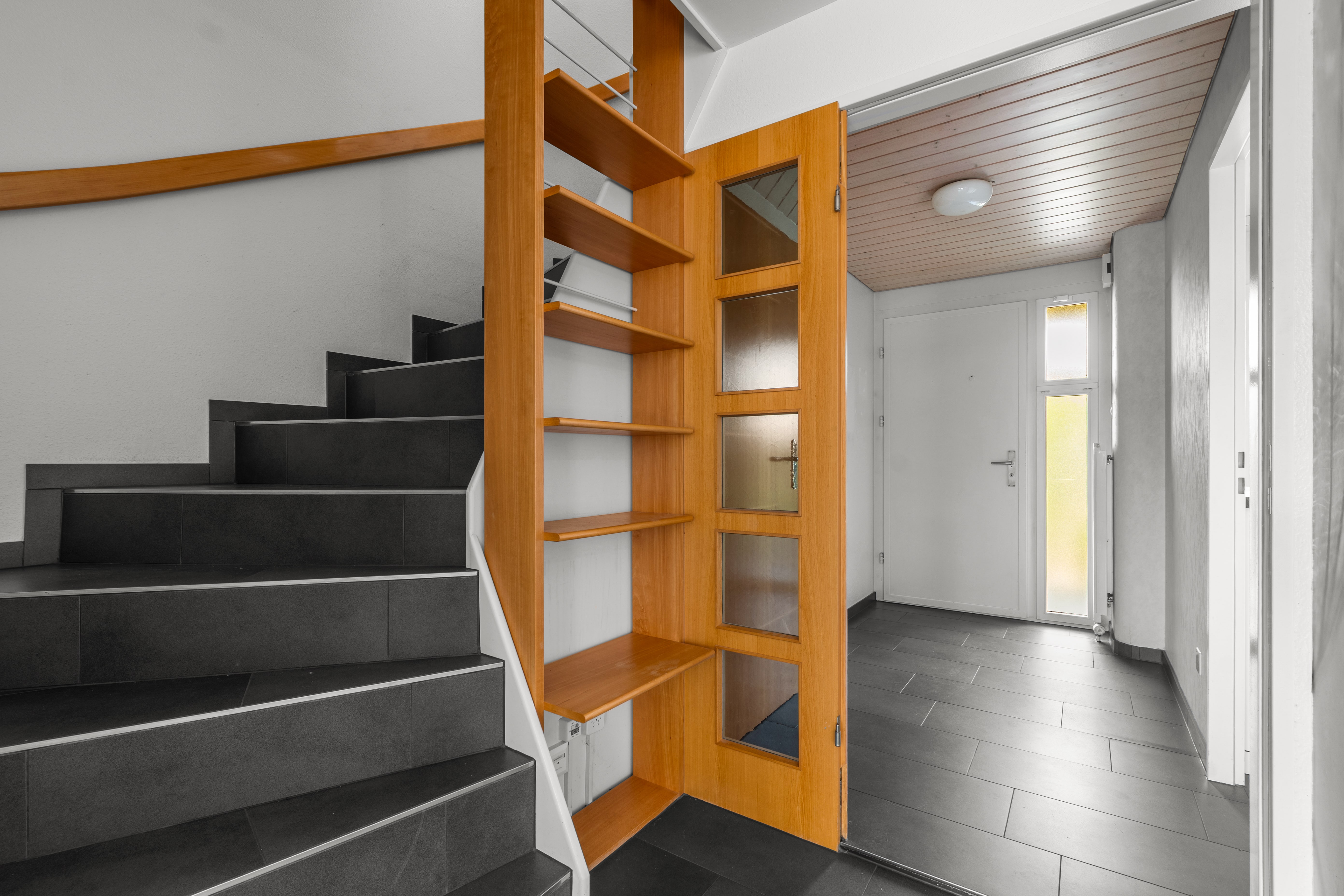 Eingangsbereich mit Treppe und Flur