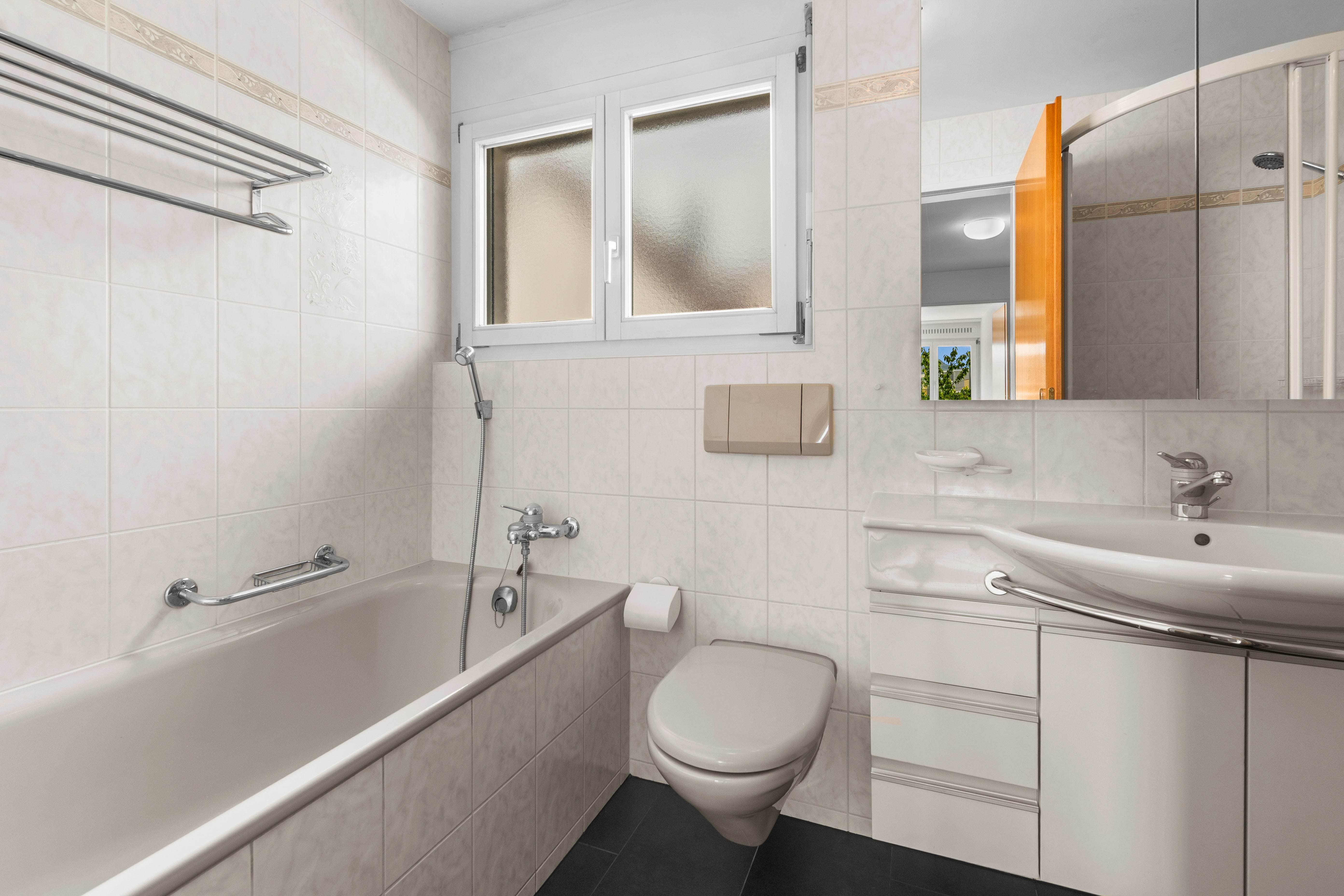 Helles Badezimmer mit Badewanne und Waschtisch
