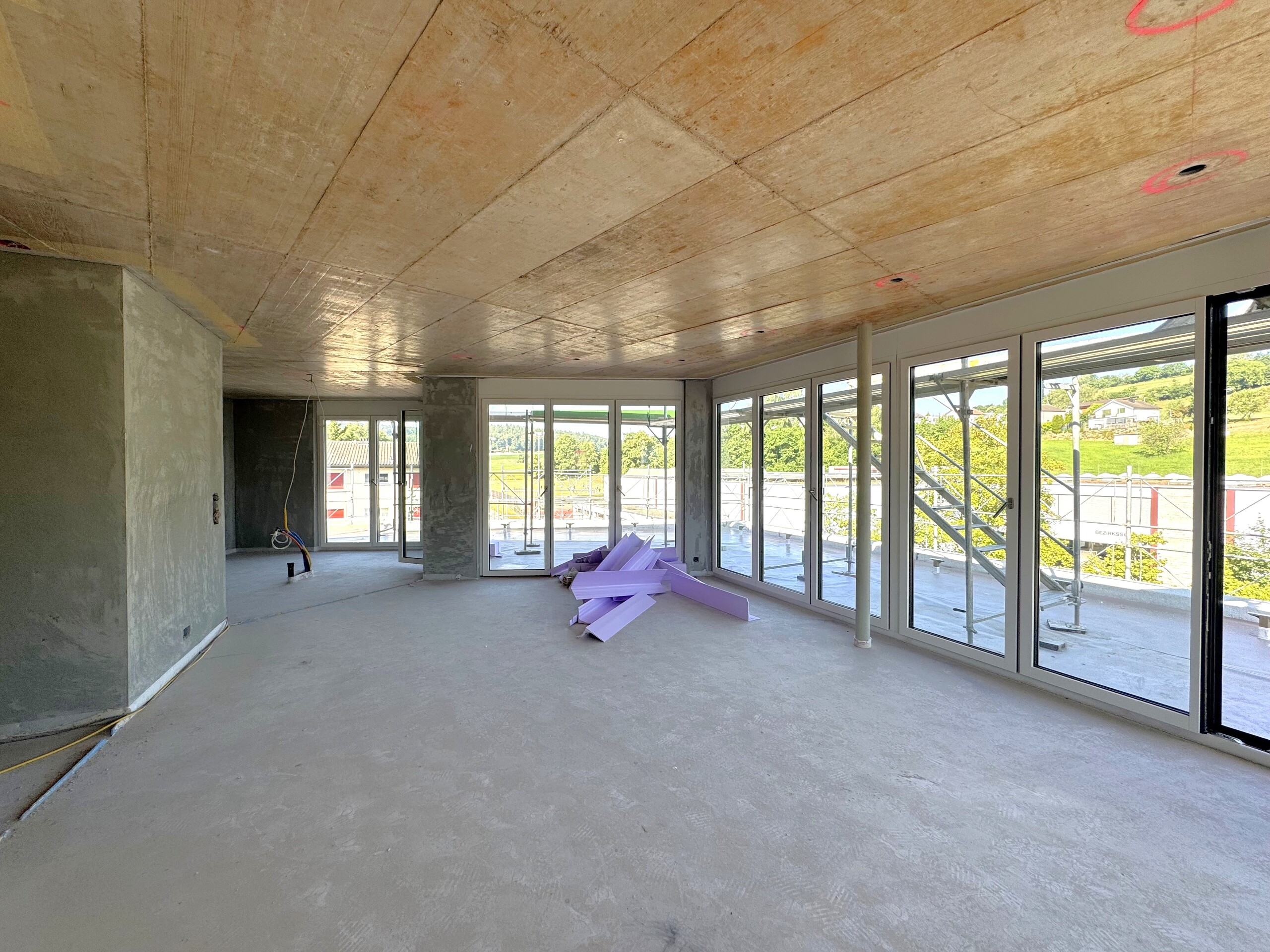Rohbau-Interieur mit großen Fensterfronten