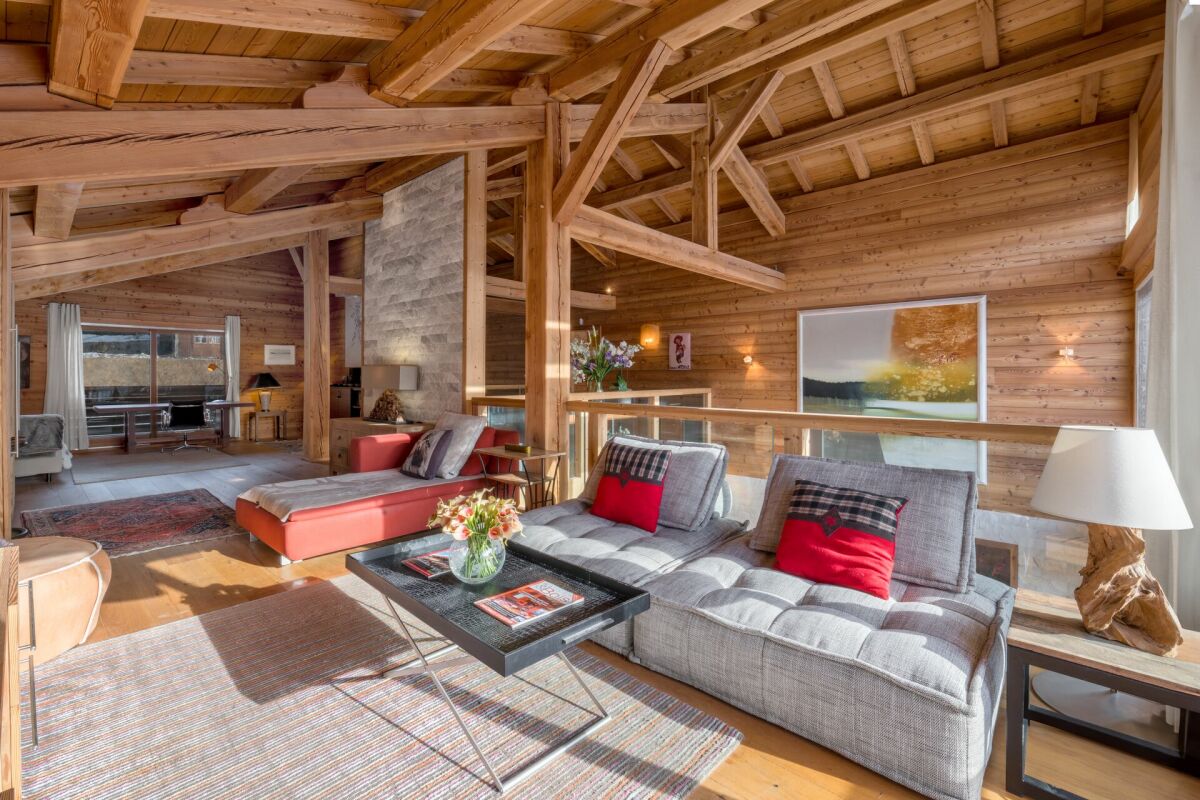 Offener Wohnbereich im Chalet-Stil