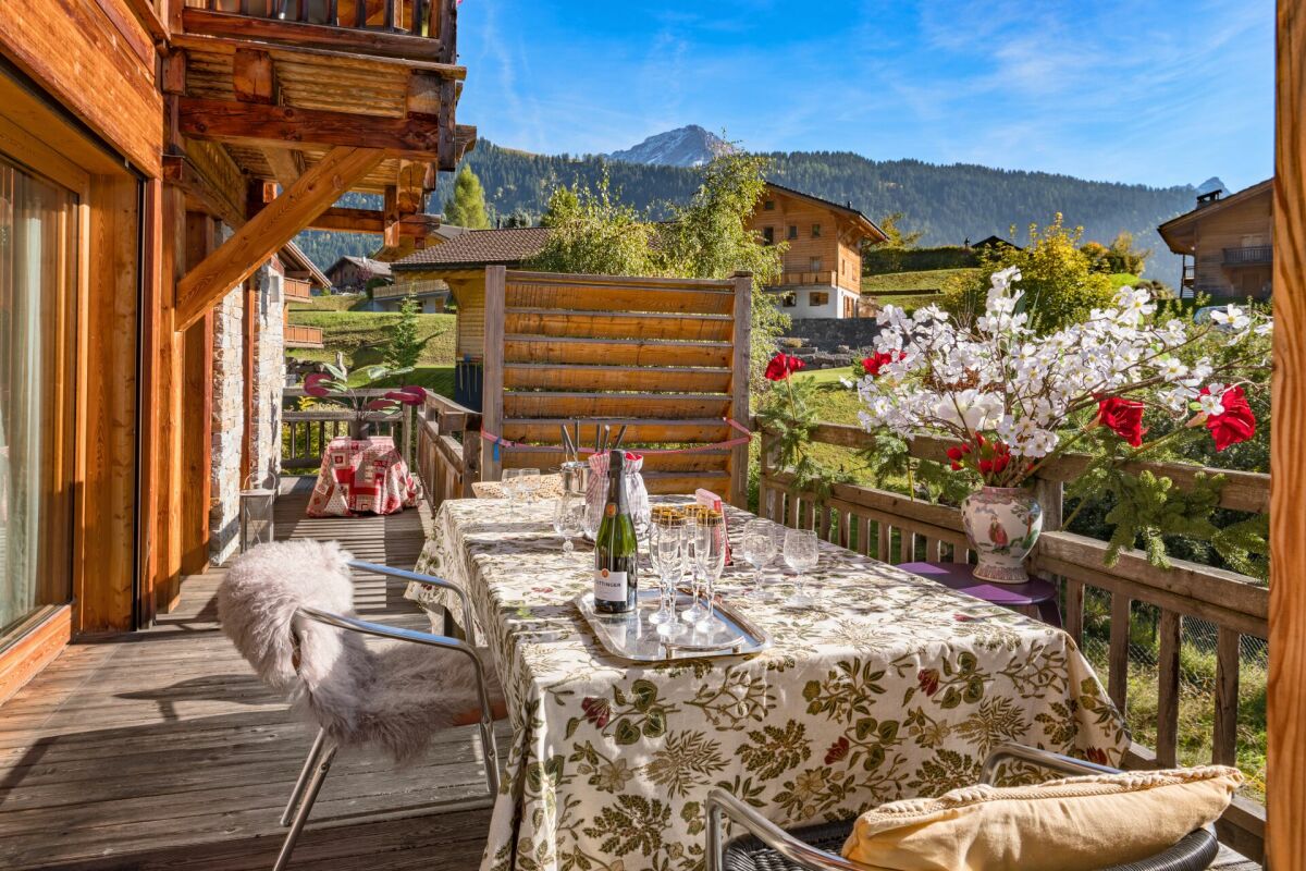 Alpenbalkon mit Bergblick