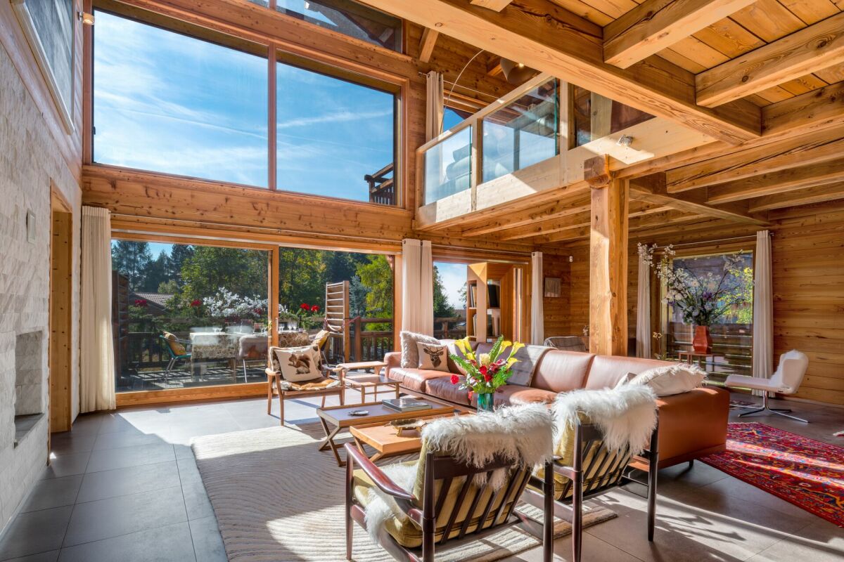 Großzügiger Holz-Wohnraum mit Galerie und Terrasse