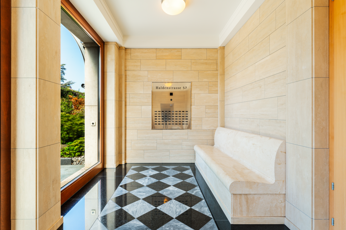 Eleganter Eingangsbereich mit Naturstein und Mosaikboden