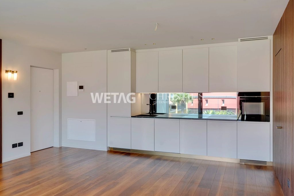 Moderne offene Küche mit Holzfußboden