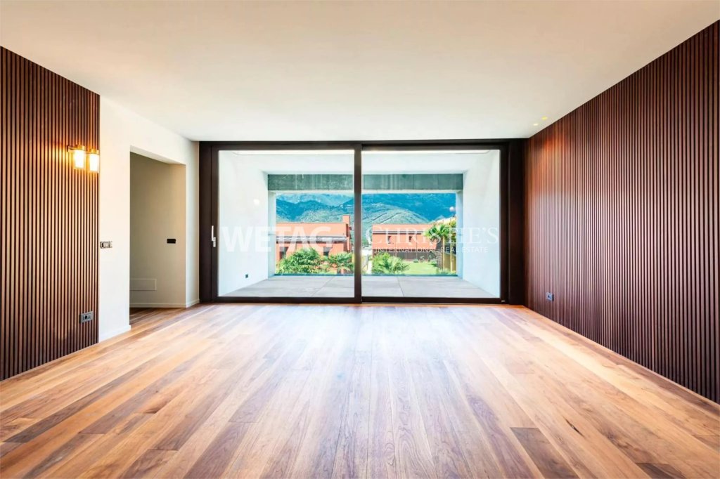 Leerer, moderner Wohnraum mit großer Glasfront