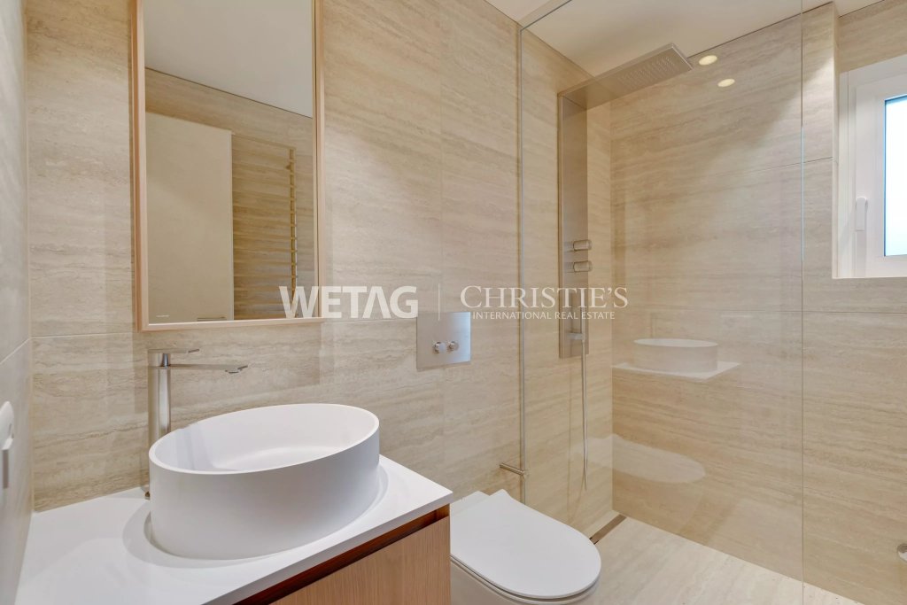 Modernes Badezimmer mit Walk-in-Dusche und Aufsatzwaschbecken