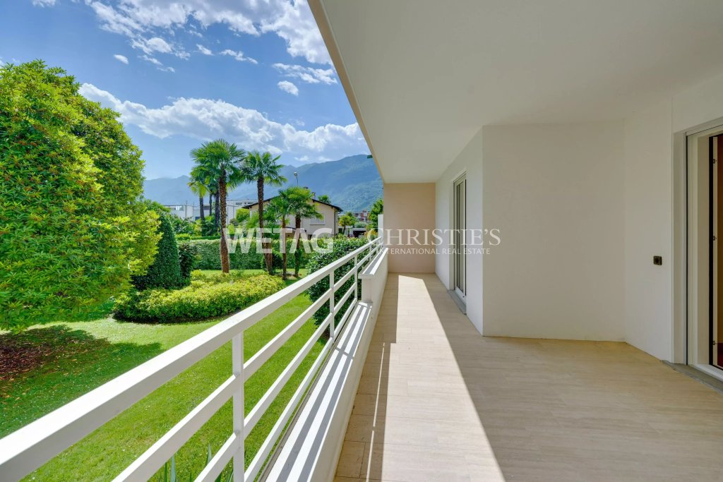 Balkon mit Blick ins Grüne und auf Berge