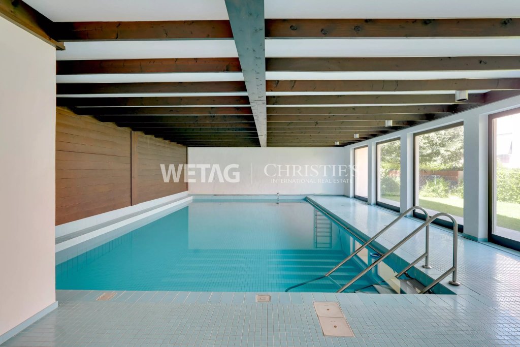 Innenpool mit Fensterfront