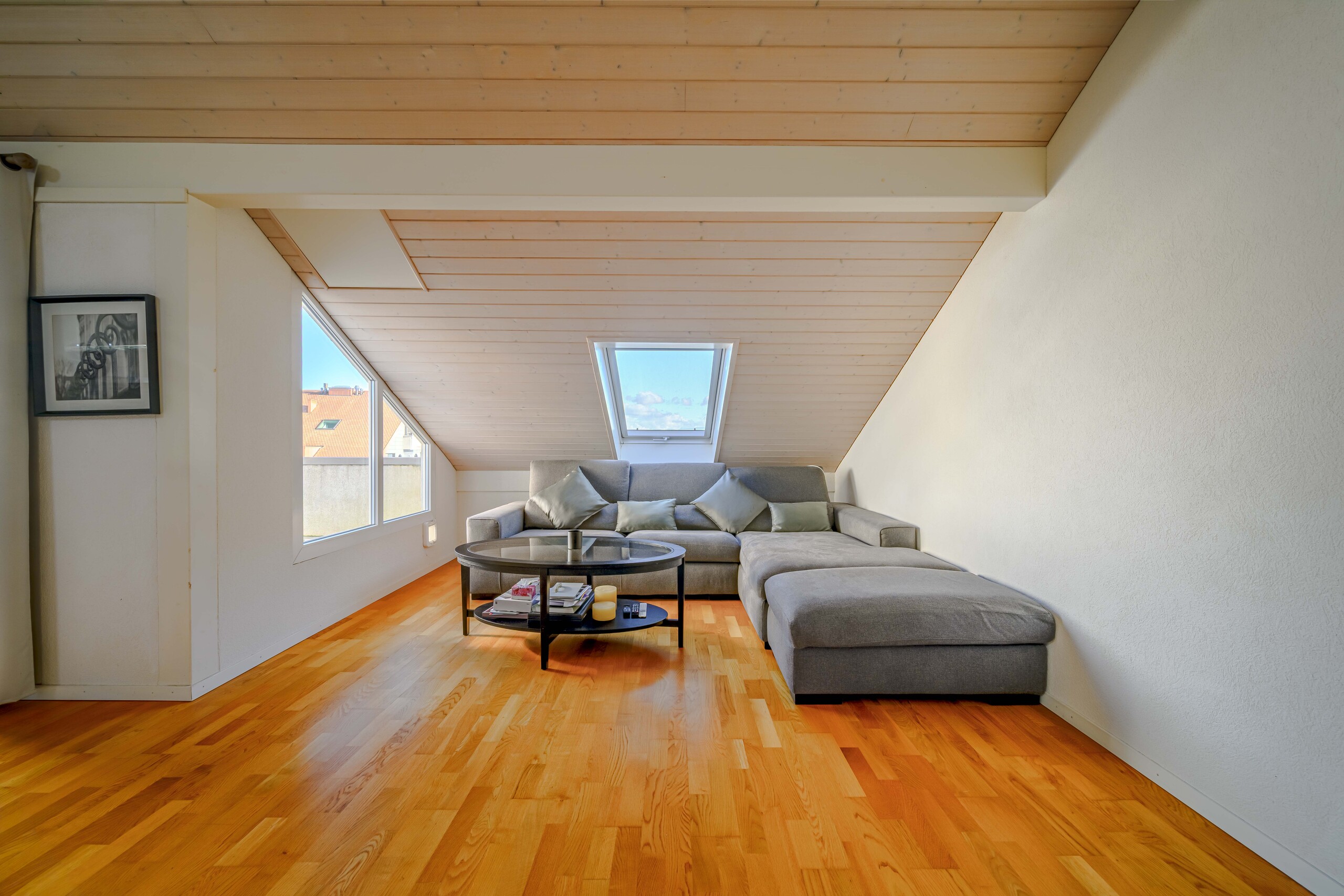 Dachgeschoss-Wohnraum mit Sofa