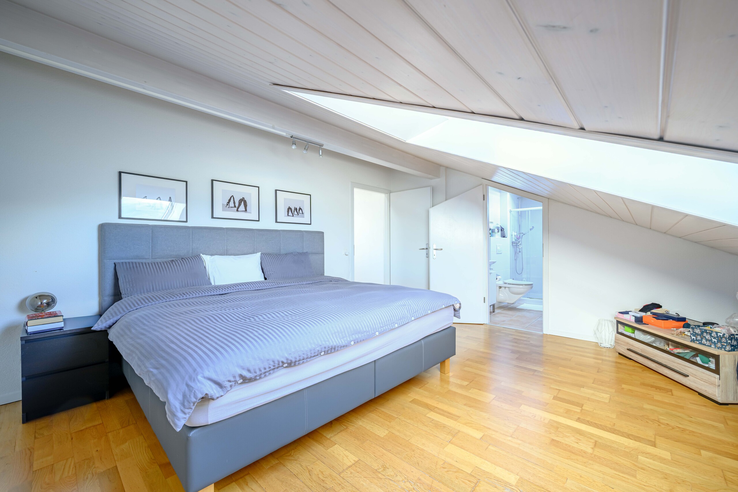 Helles Dachgeschoss-Schlafzimmer mit angrenzendem Bad