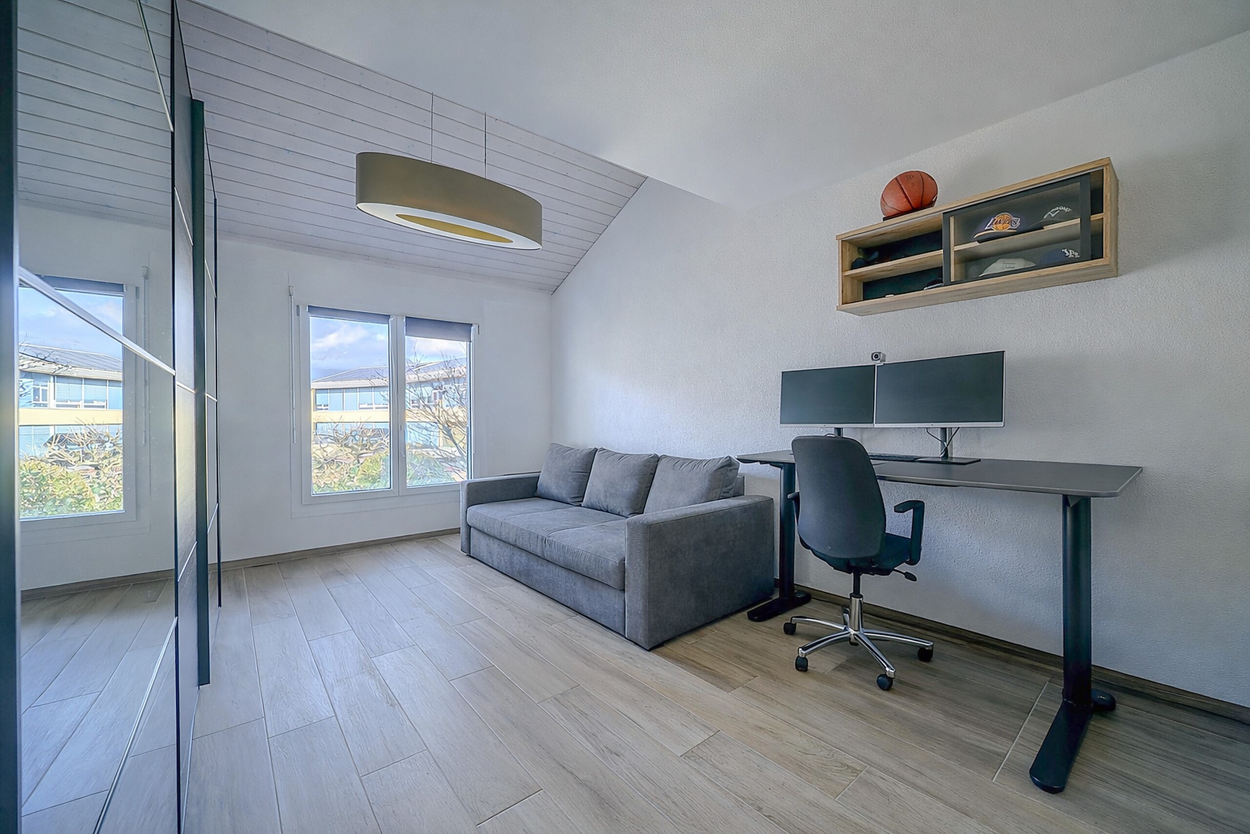 Modernes Arbeitszimmer mit Sofa