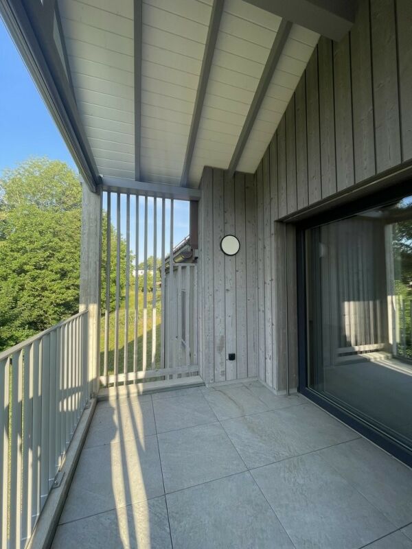 Überdachter Balkon mit Holzverkleidung