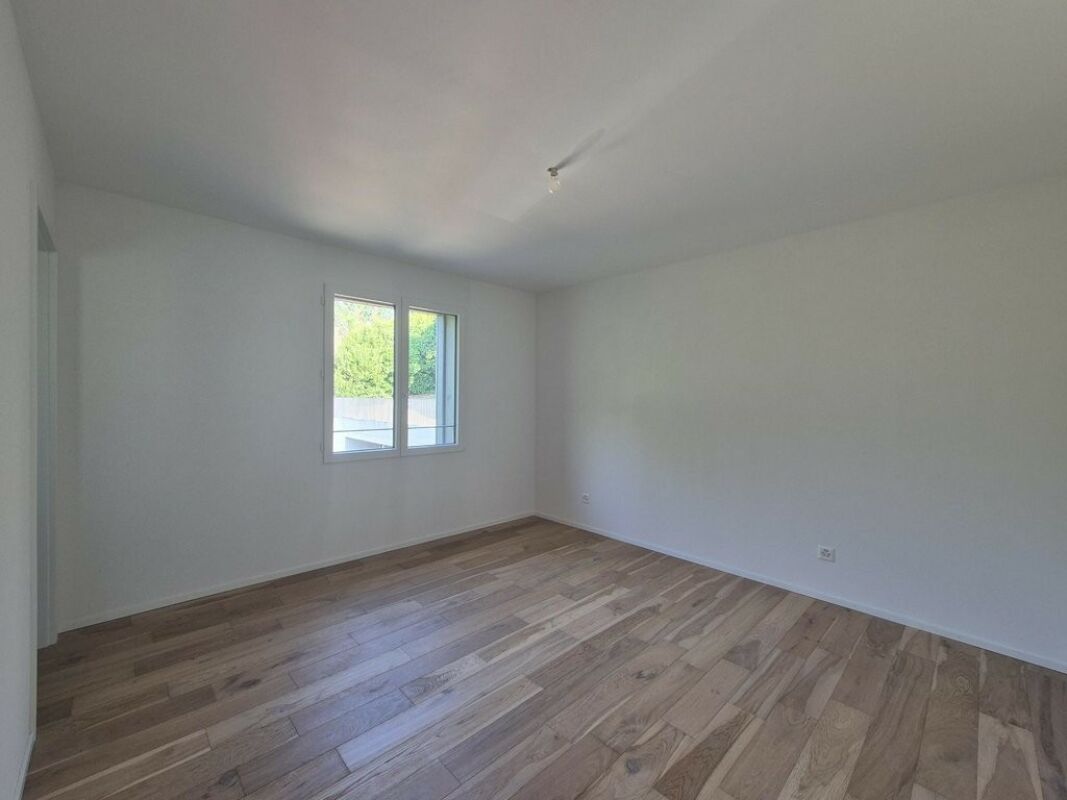 Leerer heller Raum mit Holzfußboden