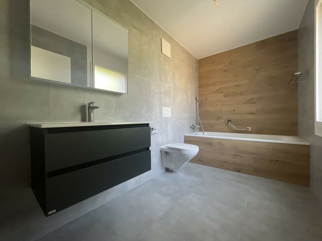 Modernes Badezimmer mit Wanne und Waschtisch