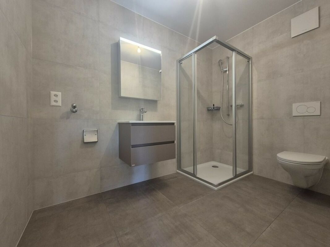 Modernes Badezimmer mit begehbarer Dusche und wandhängendem WC