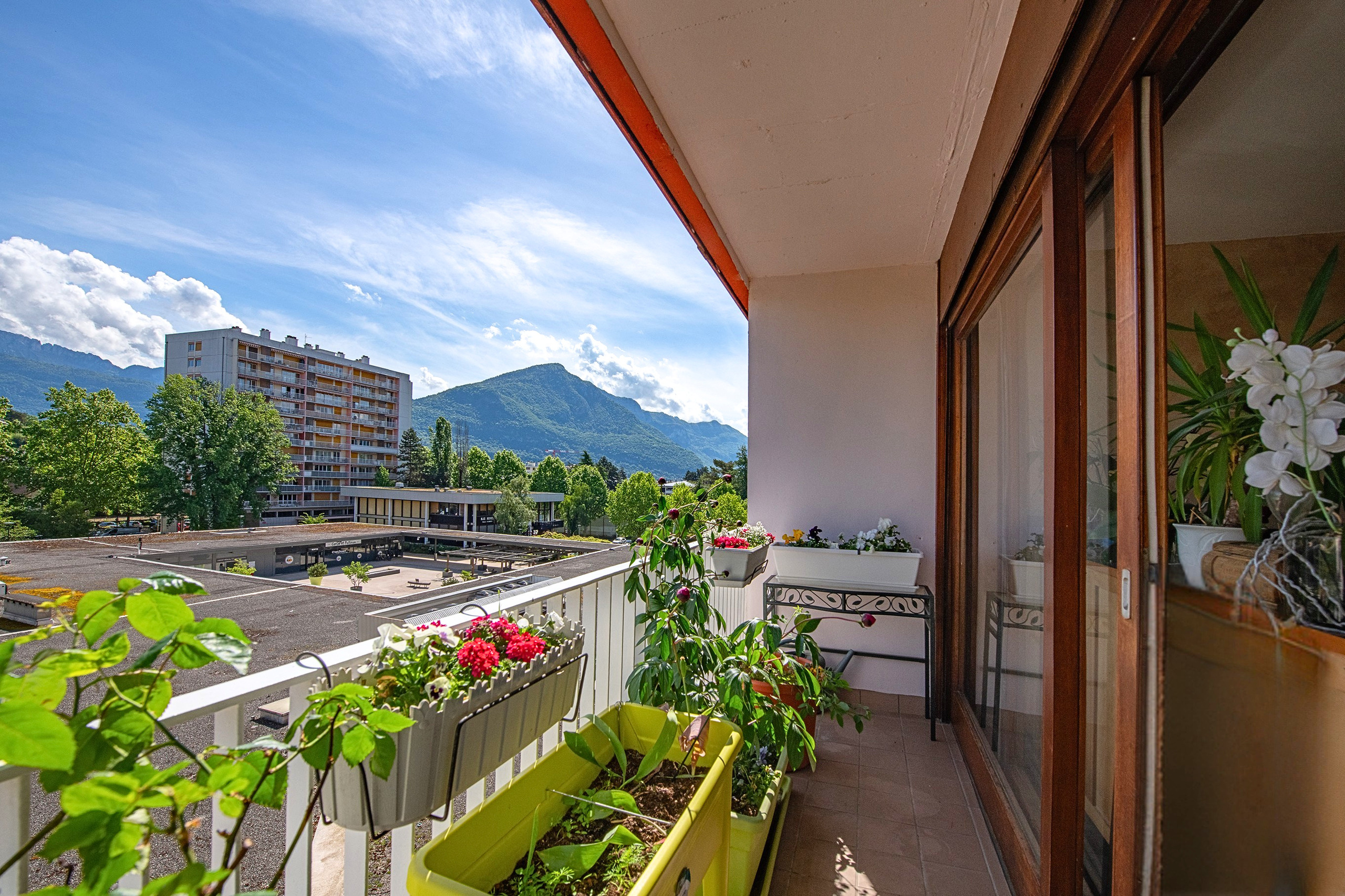 Balkon mit Bergblick