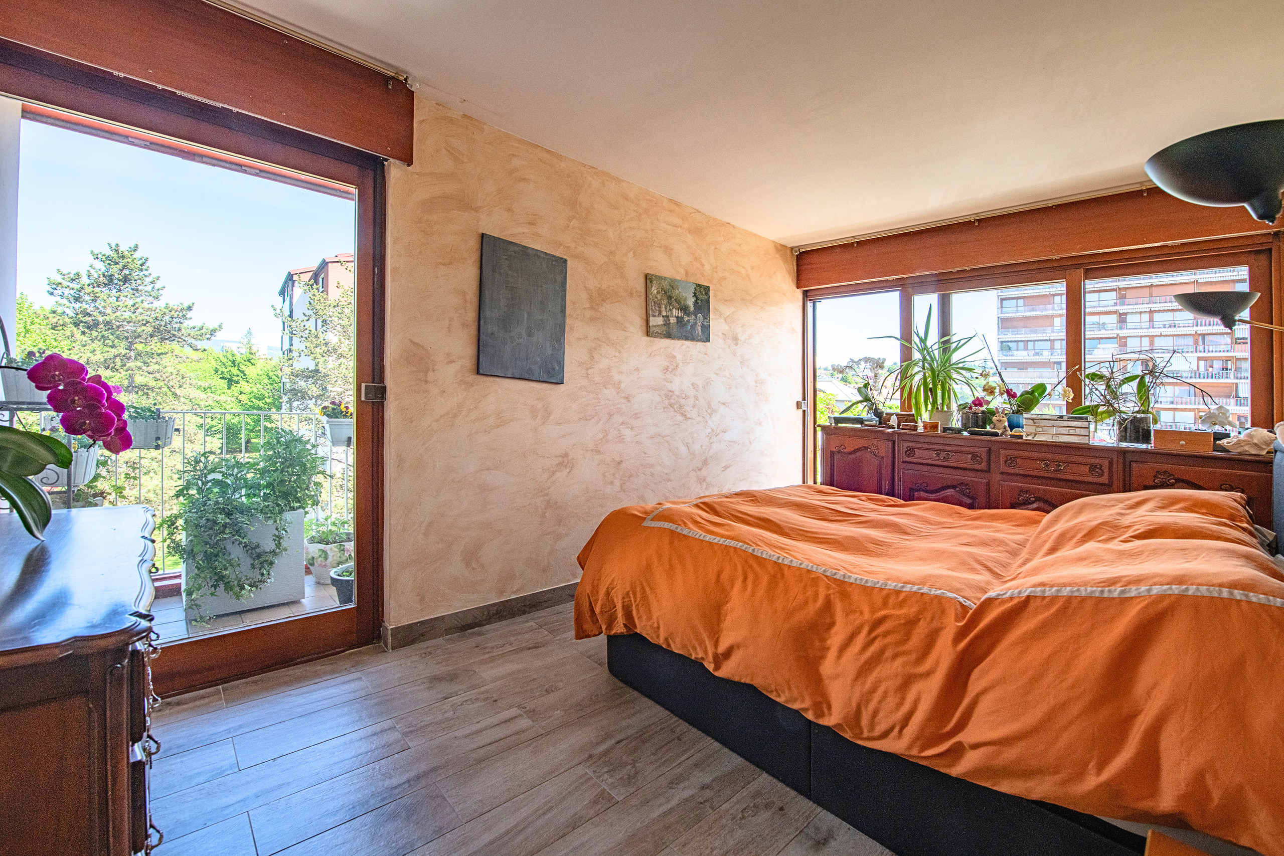 Schlafzimmer mit Balkonblick