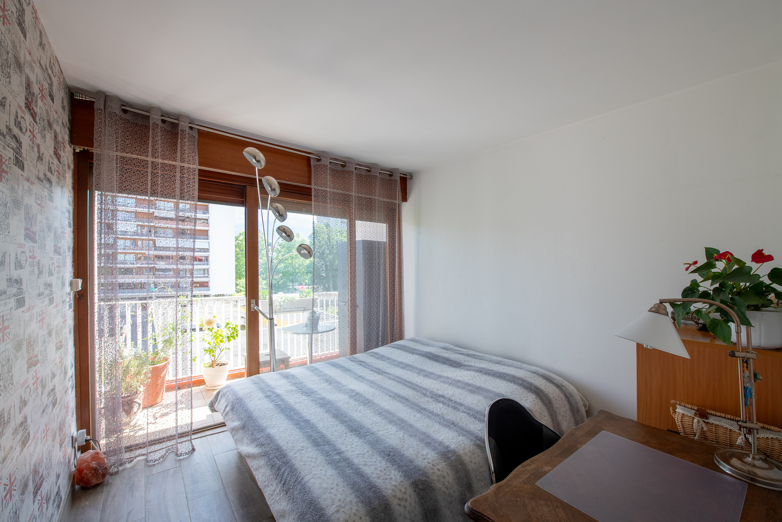 Helles Schlafzimmer mit Balkonblick