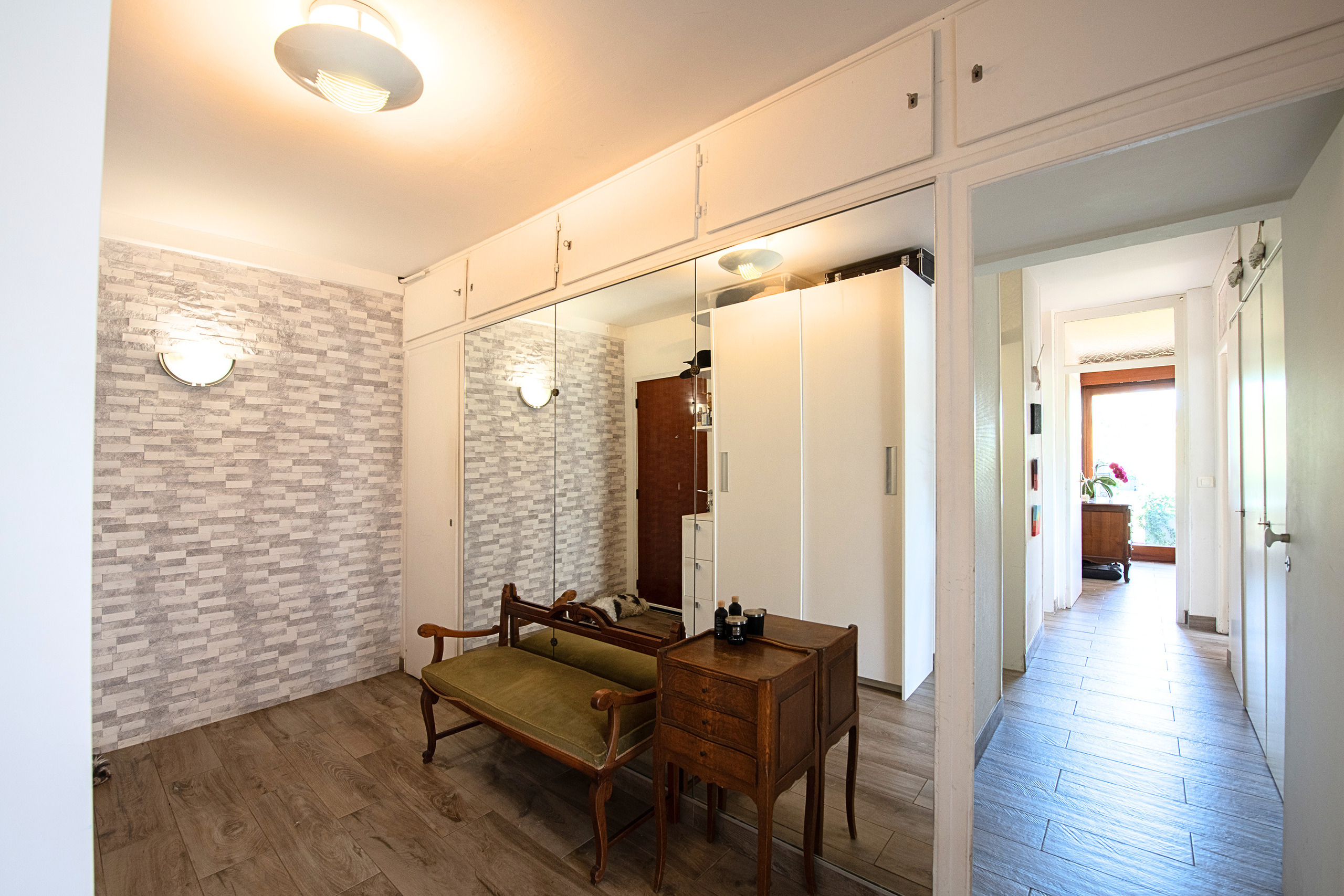 Flur mit Einbauschrank und Spiegelwand