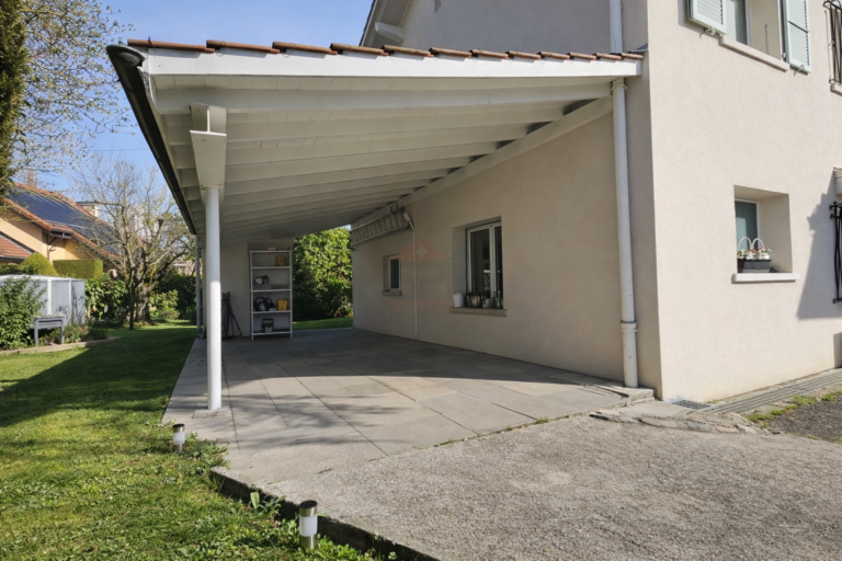 Hausseitige überdachte Einfahrt / Carport
