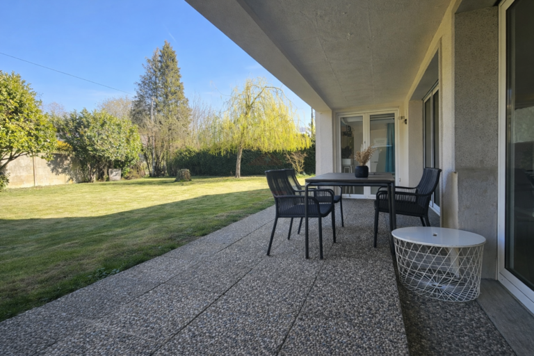 Überdachte Terrasse mit Gartenblick