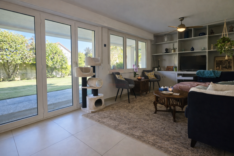 Heller Wohnraum mit Blick in den Garten