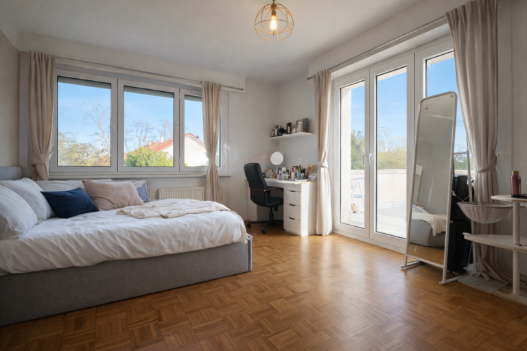 Helles Schlafzimmer mit Balkonzugang