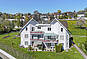Mehrfamilienhaus mit Balkonen und Grünanlage