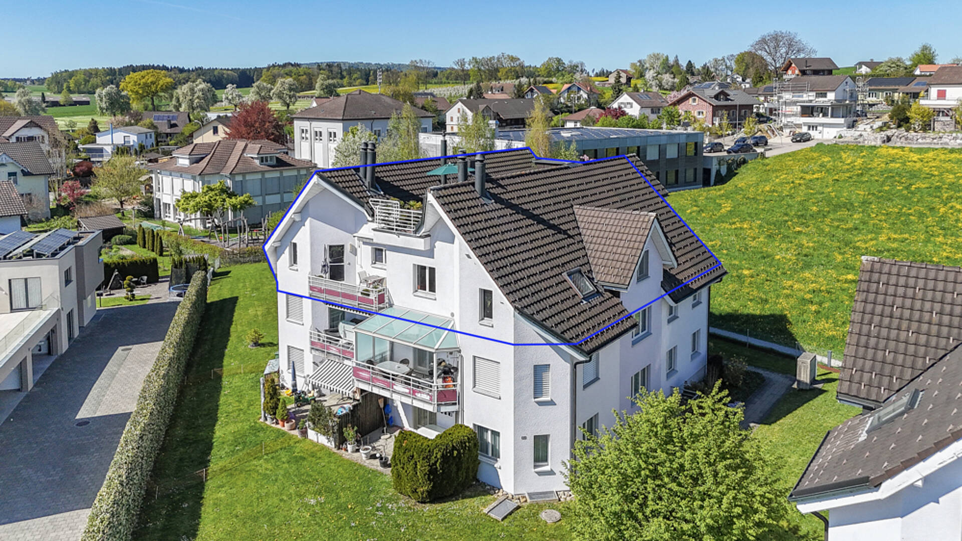 Drohnenaufnahme eines Mehrfamilienhauses im Grünen