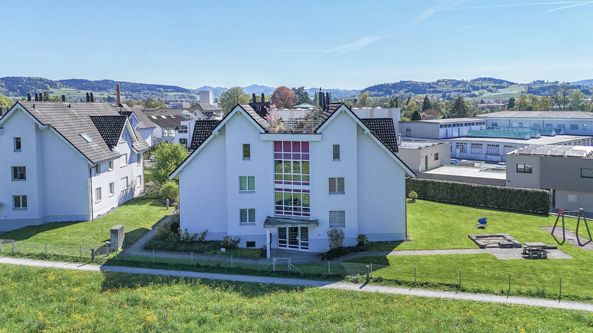 Mehrfamilienhaus mit Garten und Bergblick