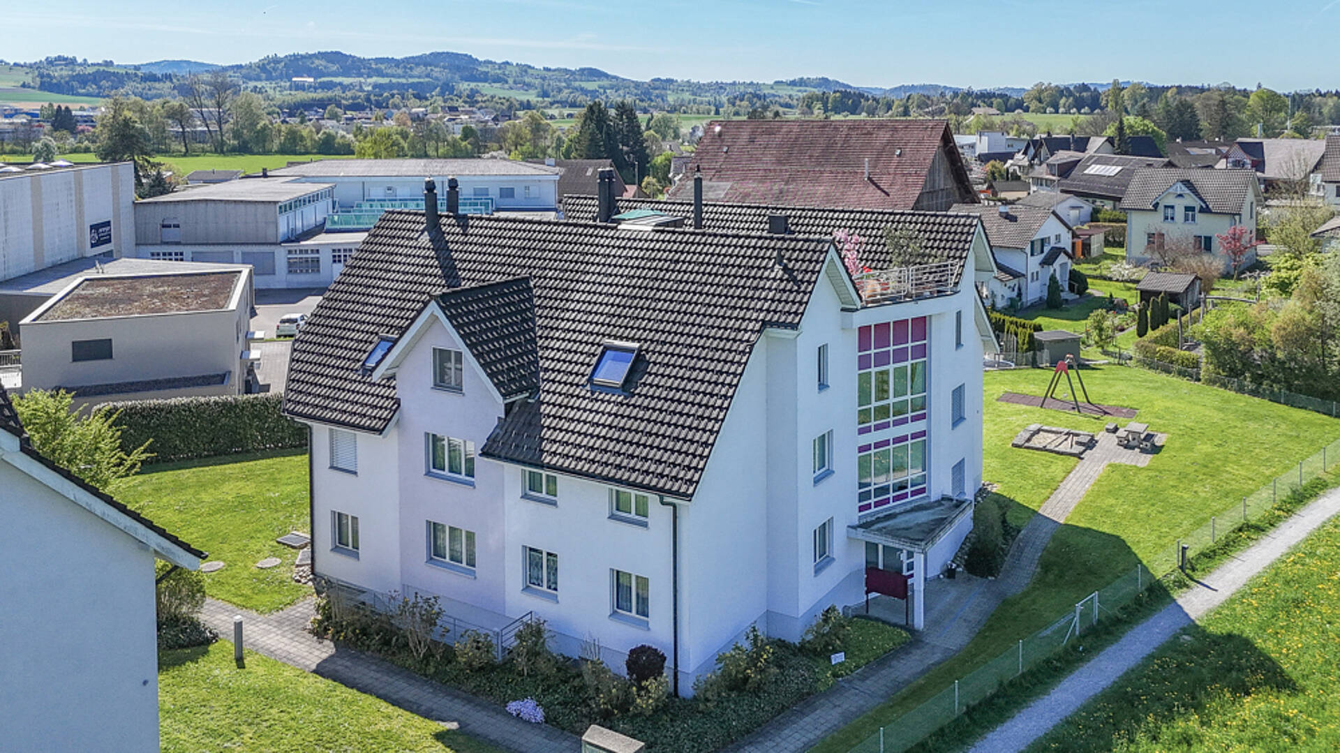 Luftaufnahme eines Wohnhauses mit Garten