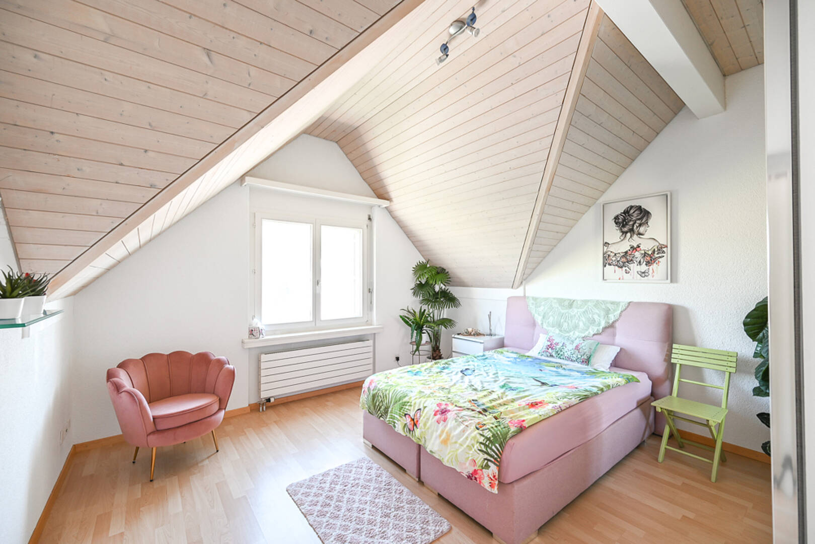 Helles Dachgeschoss-Schlafzimmer mit Pastelltönen