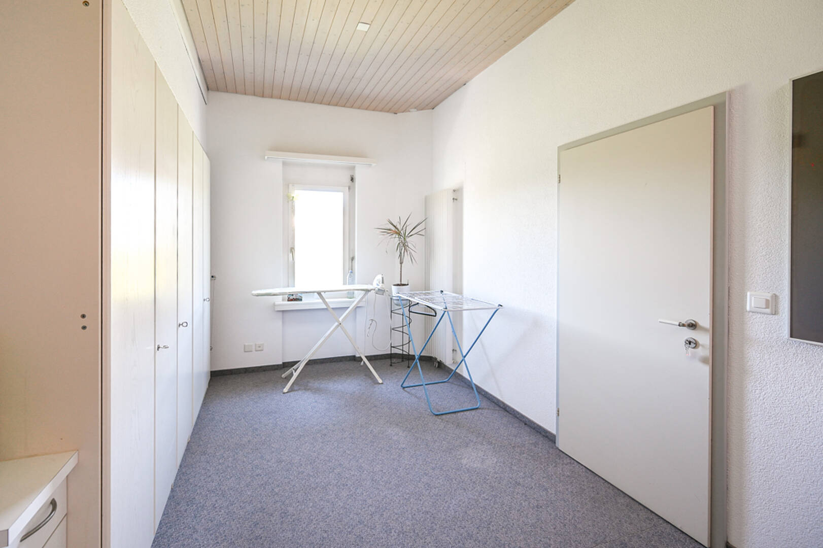 Helles Dachgeschosszimmer mit Einbauschrank