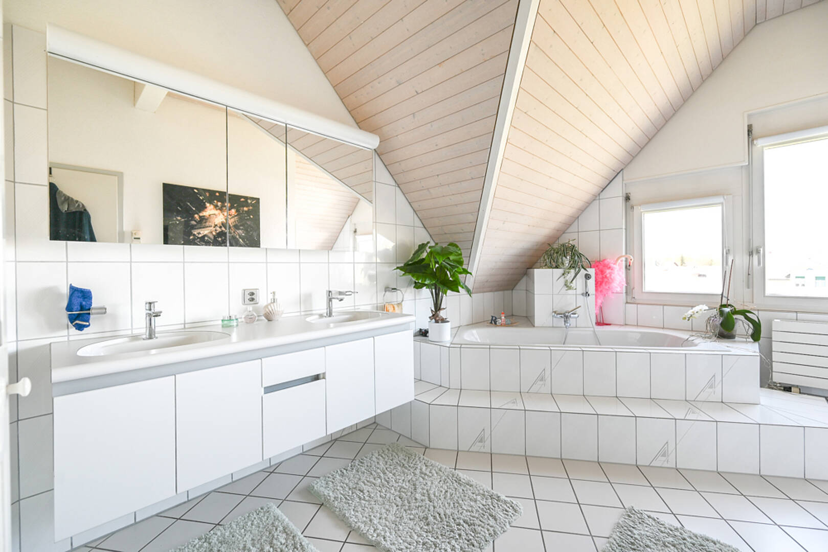 Helles Dachbad mit Doppelwaschtisch und Badewanne
