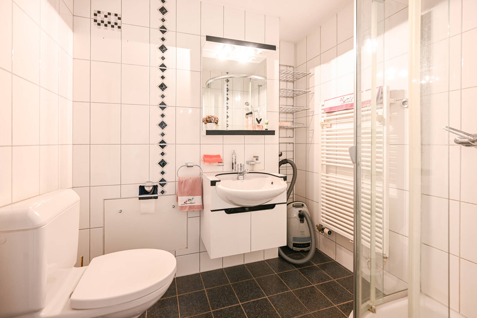 Modernes Badezimmer mit Dusche und Waschplatz