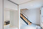 Heller Flur mit Treppe
