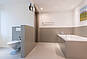 Modernes Badezimmer mit Badewanne und Dusche