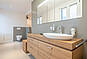 Modernes Badezimmer mit Holzwaschtisch