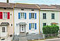 Reihenhaus mit farbigen Fensterläden