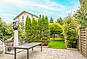 Außenbereich mit Terrasse und Garten